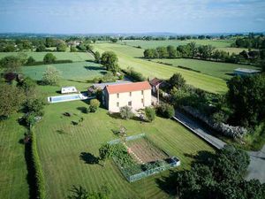 Maison en pierre écoénergétique avec potentiel de revenus  piscine et superbes jardins