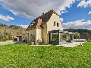 Spacieuse maison périgourdine avec vue sur le Domme