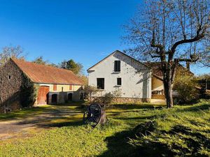 Maison en pierre rénovée avec grange et grand terrain  secteur Dordogne–Lot
