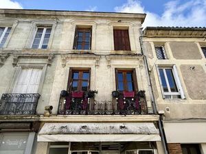 Maison de ville rénovée et espace commercial à Sainte Foy la Grande