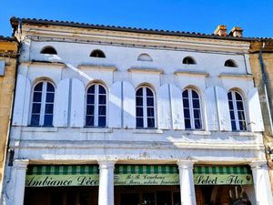 Immeuble de Caractère avec Local Commercial