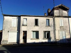 Maison de village en pierre de 3 chambres à rénover au cœur du village historique