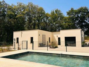 Maison de plain-pied offrant 4 chambres avec piscine