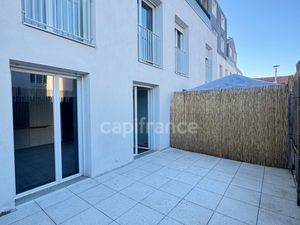 Super studio lumineux de 32 m² À VENDRE avec une grande Terrasse de 17 m² et un parking à 