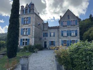 Magnifique château du 17è siècle avec gîtes et piscine dans un cadre privilégié