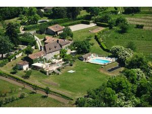 Manoir entre Bergerac et Saint Émilion avec Gîtes  Piscine Chauffée et Vues Panoramiques