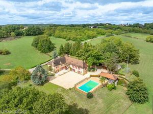Superbe manoir périgourdin en pierre de 6 chambres avec 2 logements indépendants et piscin
