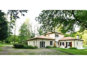 Maison de quatre chambres avec 14 hectares et un lac