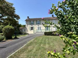 Maison rénové de 4 chambres avec garage pour 3 voitures  dépendances sur 1 3 ha