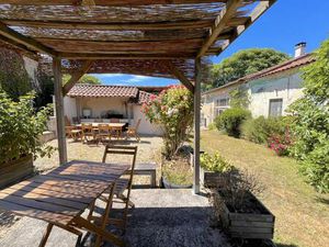 Spacieuse Maison en Pierres proche Aubeterre-sur-Dronne