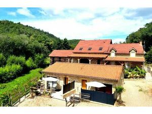 Superbe rénovation pour cette maison en pierre avec potentiel de revenus près de Beynac