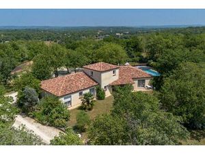 Secteur Cahors. Belle villa avec 4 chambres  piscine et 6670m² de terrain dans un hameau p