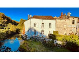 Fabuleuse propriété au bord de la rivière avec potentiel de revenus !