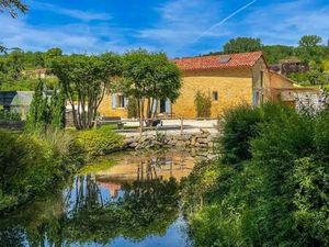 Propriété en pierre de cinq chambres avec piscine d'eau salée et oasis naturelle à Plazac