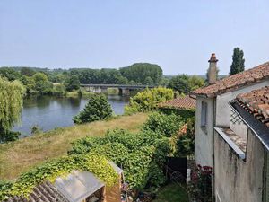 Propriété médiévale modernisée de 3 étages dans un village surplombant la Vienne