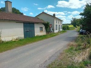 Maison de Ferme  dépendances et 4000m² de terres à la périphérie d'un village populaire