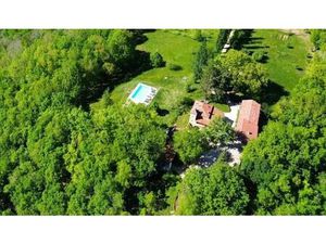 Magnifique ensemble en pierre avec piscine dans un cadre exceptionnel