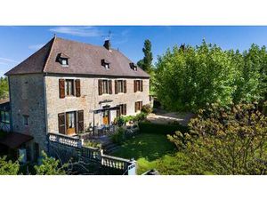 Un plaisir quercynois - deux grandes maisons en pierre en pleine campagne