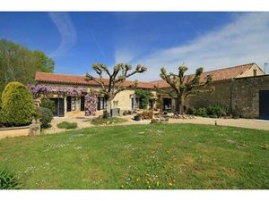 Bel ensemble en pierre avec piscine au milieu des vignes