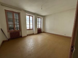 Immeuble avec ancienne boutique + logement à réhabiliter Hyper centre de Mehun-sur-Yèvre