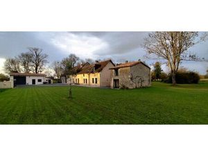 Rénovation avec chambre et salle de bain au rez-de-chaussée et terrain de 5 ha - à ne pas 