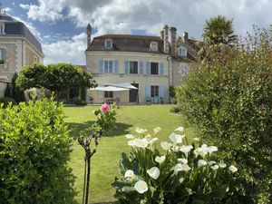 Élégant manoir en bord de rivière  au cœur de Saint-Savin