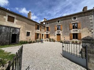 Grande maison de village en pierre offrant 5 grandes chambres !