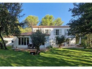 Bastide rénovée dans domaine privé avec piscine et tennis