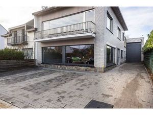 Commercieel gelijkvloers met duplex en loods van ca. 240m²