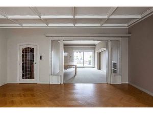 Unieke woning met terras en karaktervolle details.