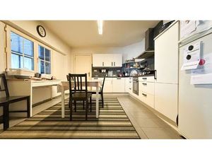 Half open gezinswoning  centraal gelegen  met 3 slaapkamers!