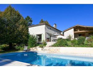Maison en pierre rénovée avec piscine et dépendances