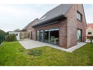 Ruime gezinswoning met zonnige tuin in Lievegem.