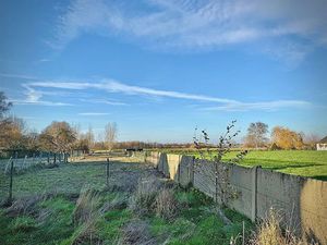 Uniek ruim PERCEEL (BOUW)GROND van ca. 3.310 m² met bestaande TE SLOPEN WONING.