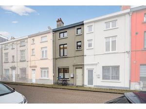 Gezellige eengezinswoning met buitenruimte met INSTELPRIJS