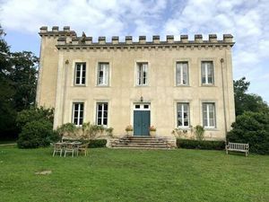 Superbe château avec piscine et une maison indépendante offrant un potentiel de revenus