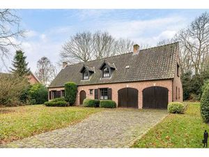 Te renoveren villa  in een bijzonder groene en residentiële omgeving!