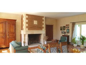 GRANDE MAISON AVEC GITE ET BEAU TERRAIN