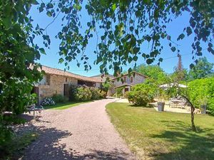 Maison de caractère en pierre avec piscine dépendances et garage à vendre dans un village.