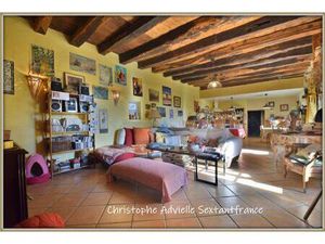 Dans cadre préservé  ancienne ferme rénovée et sa dépendance  piscine  sur 6.7 ha de...