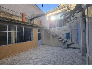 A Caromb  maison de centre-ville aux multiples possibilités avec cour et garage.