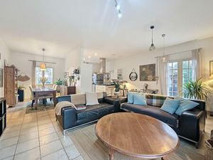 Maison plain-pied avec piscine et grand terrain.