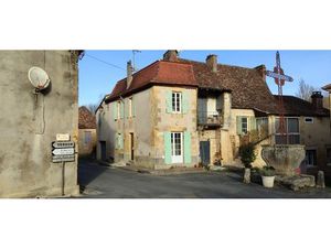 Située dans un petit village avec école  Jolie maison de Bourg d