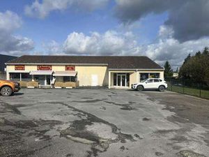 Vente Bureaux et commerces à Montguyon (17270) : à vendre / 100m² Montguyon