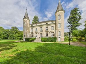 Château d’exception avec maison de gardien  gîte  parc arboré  lac et piscine