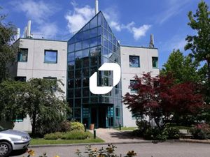 A LOUER  Surface idéalement située proche des axes routiers