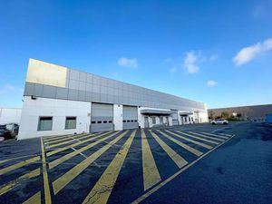 Locaux d’activité à louer à Gennevilliers proches RER C et nombreux services