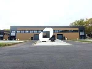 A LOUER  LOCAUX NEUFS