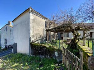 Grande maison avec extérieur au coeur d'un joli village