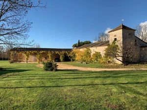 Superbe ancienne ferme fortifiée avec piscine dans un cadre idyllique